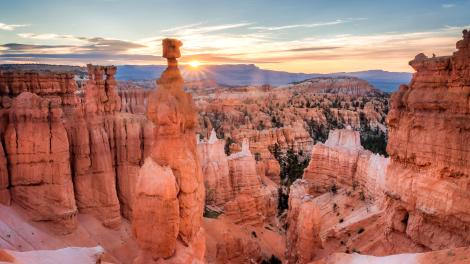 The sea of crimson hoodoos on the canyon floor