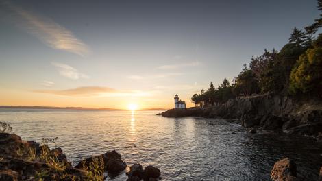 Sunset behind the rocky shoreline 