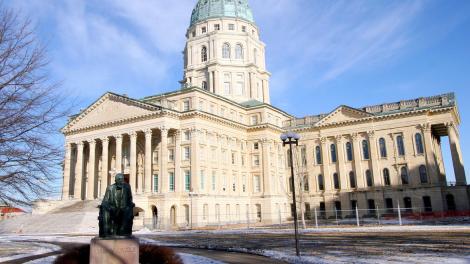 El Capitol Building estatal de Kansas en un día de invierno