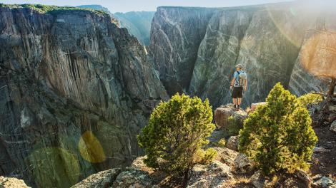 Ein Wanderer am Abgrund des Canyons