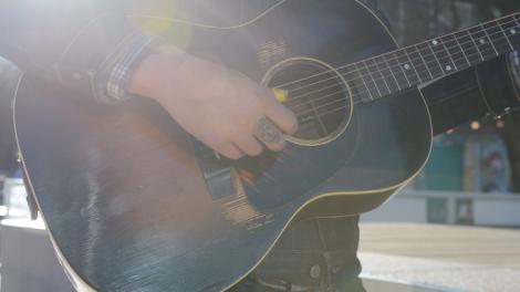 Tocando guitarra nas ruas de Houston, Texas