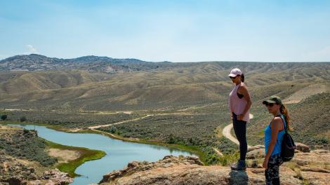 Observando el North Platte River en Fremont Canyon, Wyoming