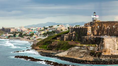 El Castillo San Felipe del Morro y el Castillo de San Cristóbal enmarcan los coloridos edificios del Viejo San Juan