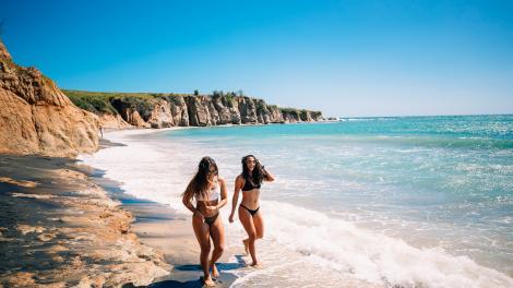 Paseando por la playa de arena negra en Vieques