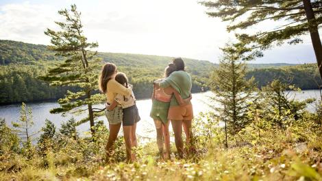 Des voyageurs se délectent de la beauté naturelle de Forks, dans le Maine Des voyageurs se délectent de la beauté naturelle de Forks, dans le Maine