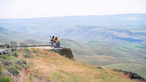 アイダホ州のロードトリップの途中にルイストンヒル展望台に立ち寄り、ポーズをとって写真撮影