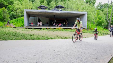 コーラー・マウンテン・バイク保護区にあるエアシップコーヒーで、風光明媚なサイクリングトレイルを眺めながらクラフトコーヒーを楽しんでいます