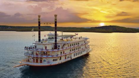 El barco Branson Belle navega por el Table Rock Lake al atardecer en Branson, Misuri.