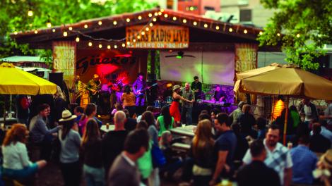 德克萨斯州奥斯汀 Guero's 墨西哥酒吧内的现场音乐表演