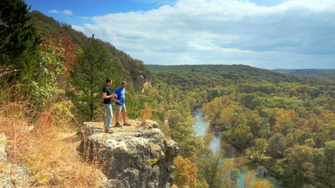 Mirando desde lo alto el Big Piney River (río Big Piney) cerca de la localidad de Devil’s Elbow, condado de Pulaski, Misuri