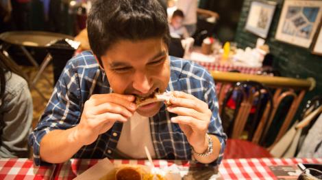 Costillas estilo Memphis de clase mundial en el Charlie Vergos' Rendezvous, una institución de Memphis