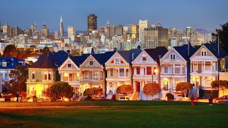 Las famosas casas "damas pintadas" en Alamo Square en San Francisco, California