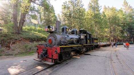 カリフォルニア州オークハースト近くのシエラ国有林で、観光列車が運行するヨセミテ・マウンテン・シュガー・パイン・レイルロード
