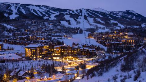 夕暮れ時の山々を背景にしたコロラド州スノーマス・ベース・ビレッジの上空からの眺め