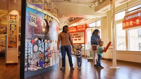 Recuerdos de la Ruta 66 en exhibición en el History Museum on the Square