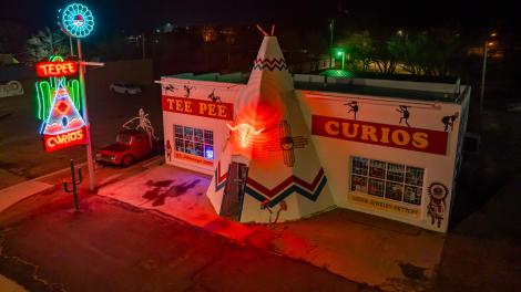 トゥクムケアリのティー・ピー・キュリオスの外観を照らすネオンサイン