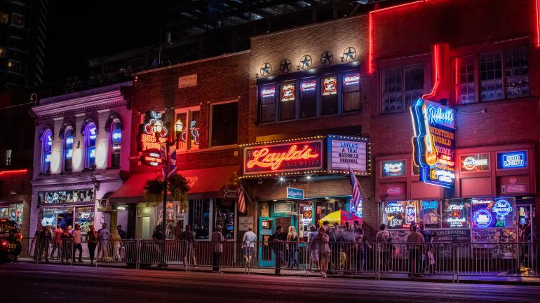 田纳西州纳什维尔市中心的霓虹灯招牌上打着娱乐活动广告