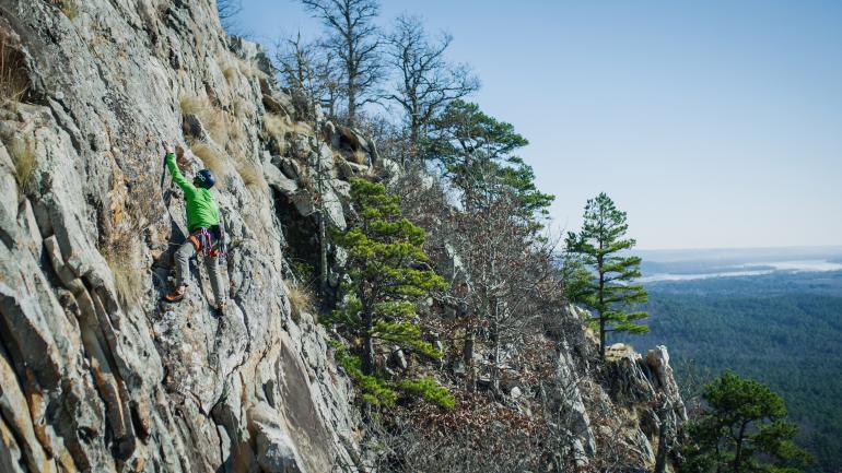 攀登阿肯色州小石城的叠翠山
