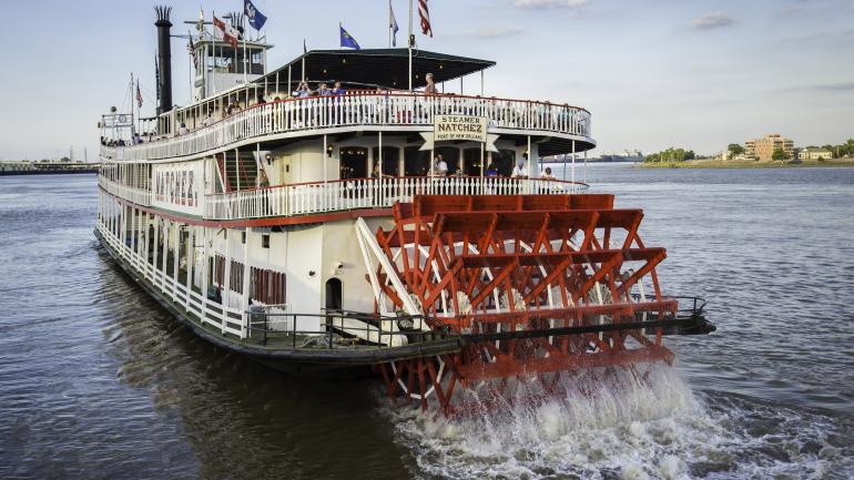 路易斯安那州新奥尔良附近，一艘河船在密西西比河上航行