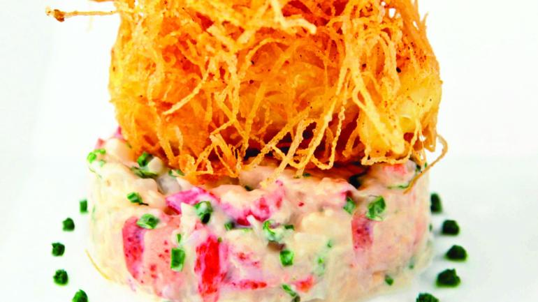 柔らかいロブスターの身を使ったサラダは、ヒルトン・シンシナティ・ネーデルランド・プラザのオーキッズ・アット・パーム・コートのメニューの一品です。