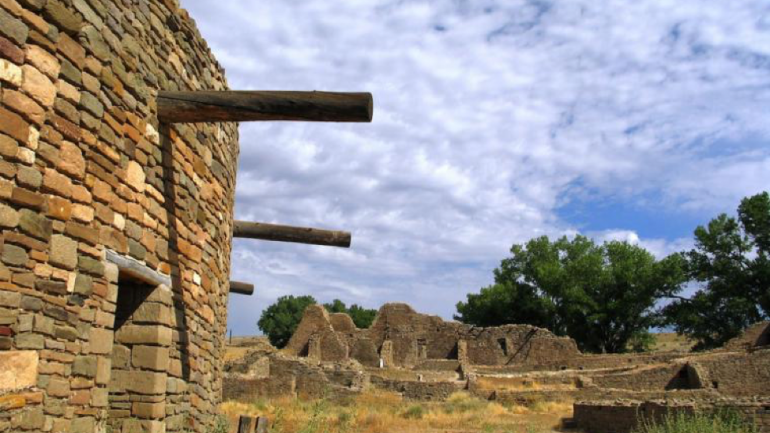Los muros de piedra en ruinas que decoran el Aztec Ruins National Monument indican que el sol era muy importante para los antiguos anasazi. Los edificios fueron construidos de tal manera que estuvieran alineados con el recorrido del sol por el cielo.