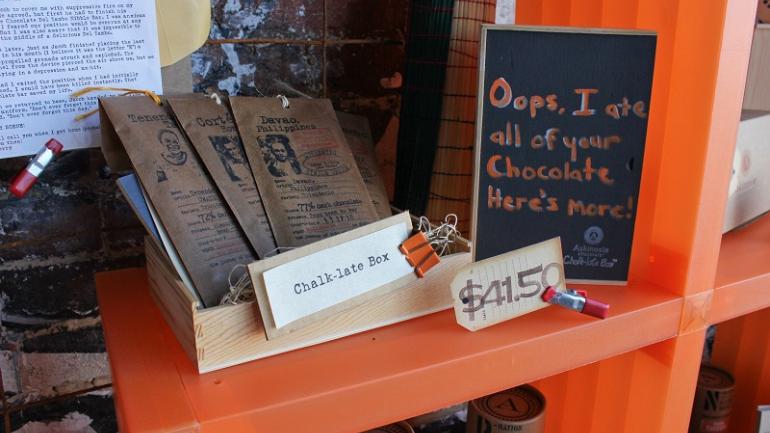 Esta no es una barra de chocolate común. Cuando se te antoje un sabor a chocolate de alta calidad, disfruta de una de las barras artesanales de Askinosie. 