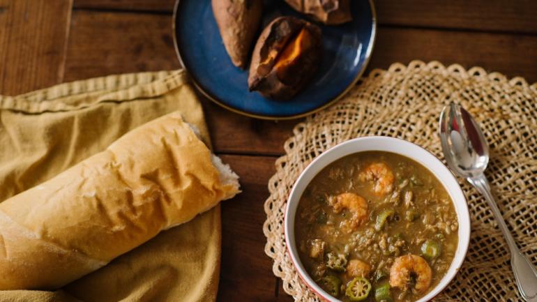 Il n’existe pas qu’une seule recette de gumbo, mais la plupart des gumbos servis à Lafayette sont des ragoûts généreusement pourvus en crabe, huîtres, crevettes, poulet, saucisse et/ou tomates.