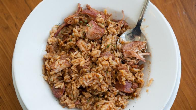 Servi sur du riz et garni de porc fumé, le jambalaya épicé est un plat très courant à Lafayette.