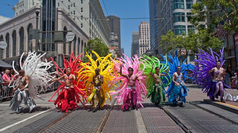 舊金山同志大遊行的氣球遊行隊伍