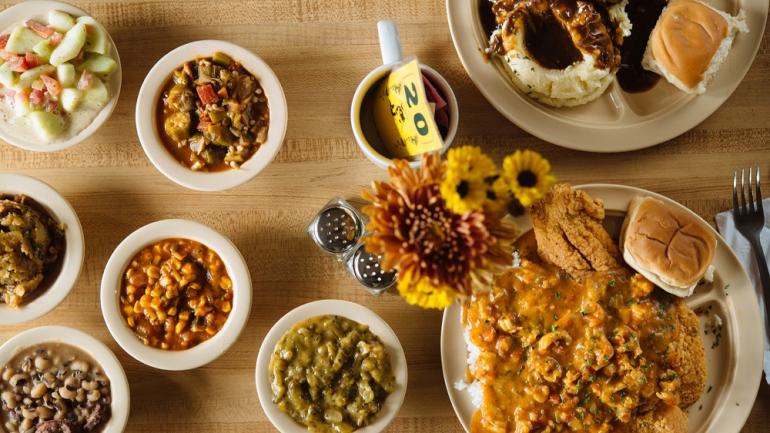 Ces assiettes simples et copieuses, remplies de viande, de légumes et de pain, sont nées dans les cantines de la classe ouvrière de Lafayette.