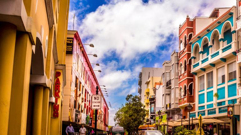 Las calles de colores brillantes del Viejo San Juan están llenas de restaurantes y tiendas locales, y conducen a hermosas plazas donde los residentes a menudo se mezclan.