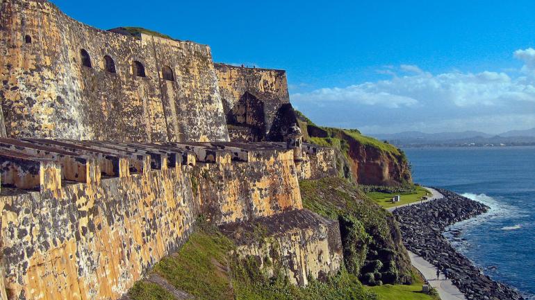 Las fortalezas históricas del San Juan National Historic Site cuentan con hermosas vistas del agua.