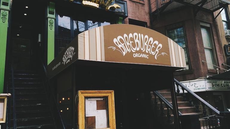 뉴욕 시 곳곳에 자리한 베어버거에서 유기농 버거를 드셔 보세요. 