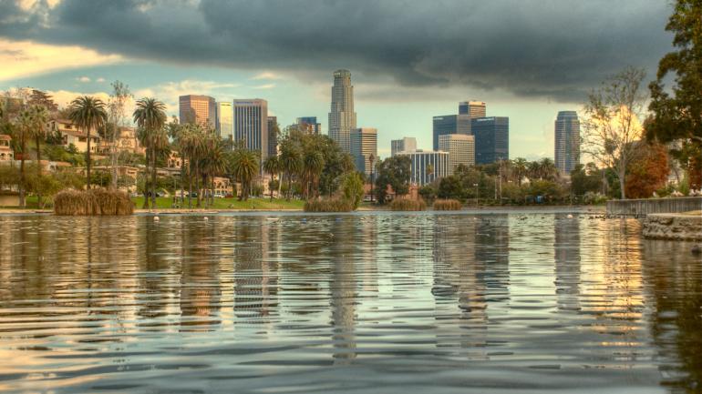Dedica tu navegación matutina en el Echo Park Lake antes de disfrutar de un pícnic relajante en sus orillas.