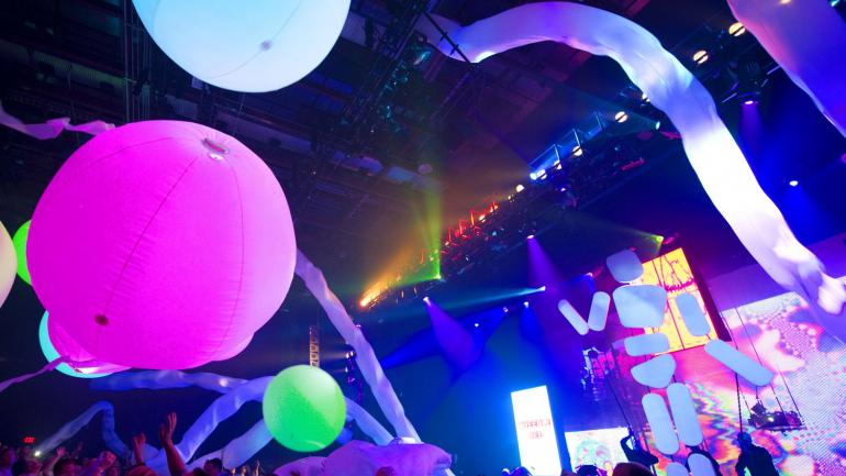 一体感あふれるショーを満喫するブルーマングループの観客