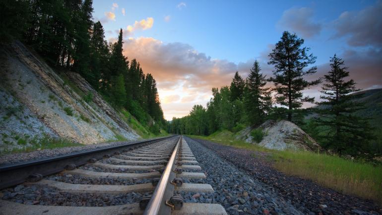 Bei Bahnreisen können sich Passagiere ganz auf die Landschaft konzentrieren.