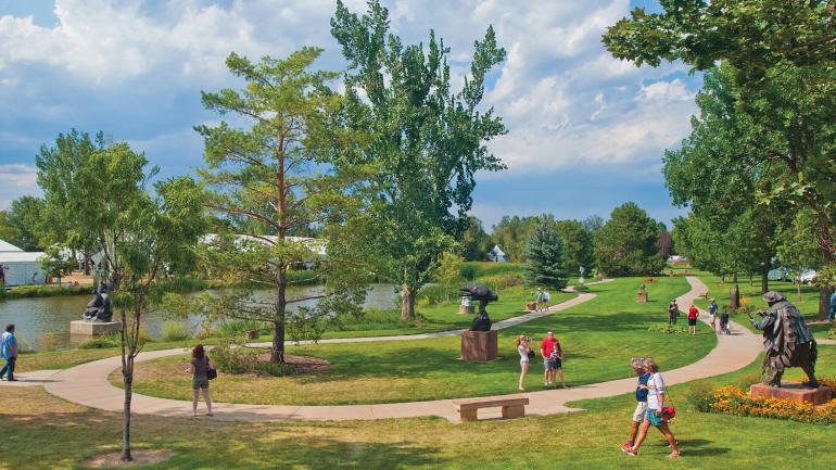 Spaziergänger im Benson Sculpture Garden in Loveland
