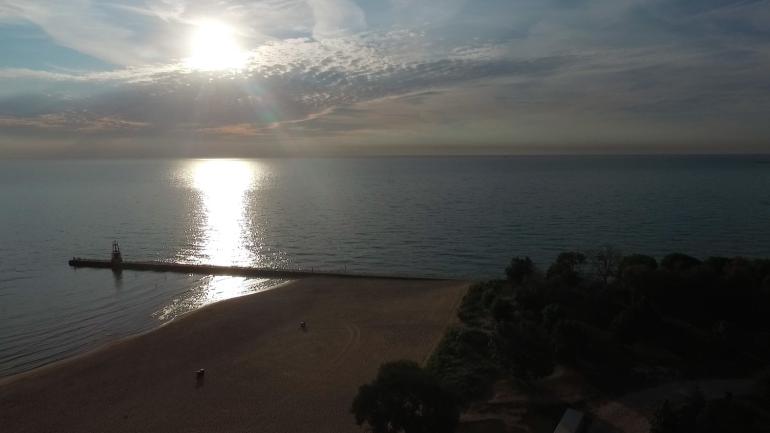 好莱坞海滩的海岸线（林肯公园里的 Edgewater 社区附近）