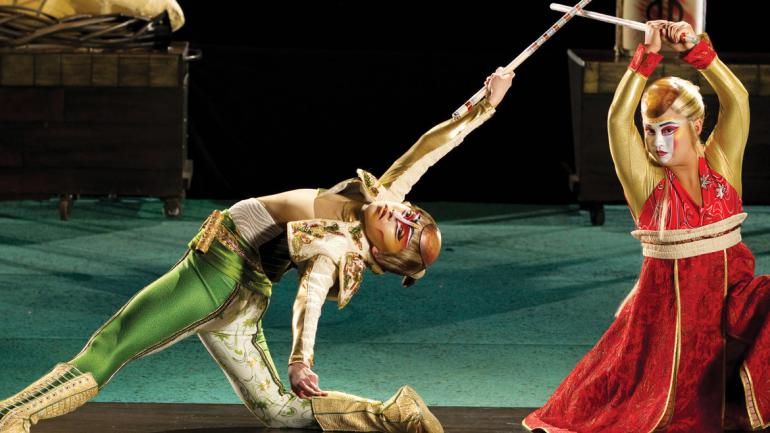 KÀ 讲述了一对皇家双胞胎关于爱情、冲突和冒险的一段史诗般的旅程。