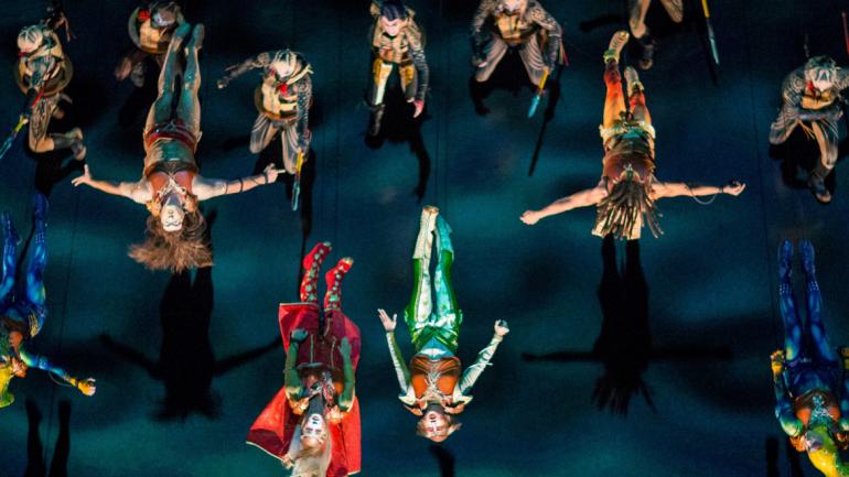 KÀ 秀在一场非凡的战斗场面中达到高潮，平坦的舞台让观众可以鸟瞰这一画面。