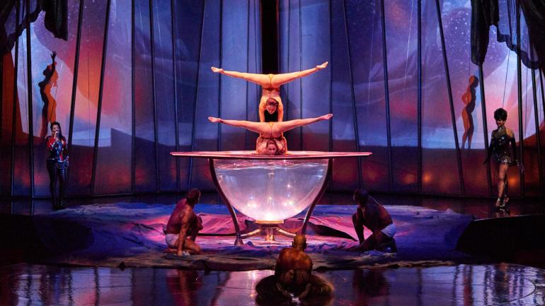 两位柔体杂技演员呈现平衡表演，展现纯真和禁忌两种元素。