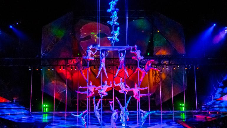 잭의 거대한 콩나무도 초라해 보이게 만드는 이루 말할 수 없는 장엄함. 인간의 형상으로 활기 넘치는 게임을 즐기는 유쾌한 자연.