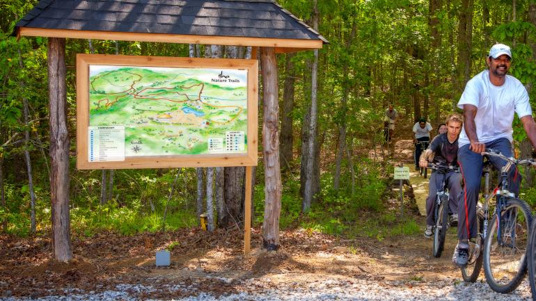 沿学院附近的森林小径骑行