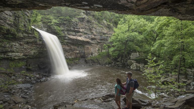 Contemplando Cedar Falls en el Petit Jean State Park