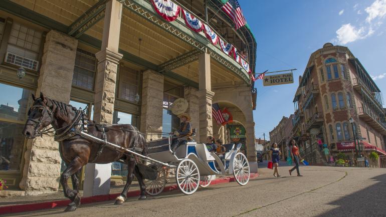 Conheça as ruas encantadoras de Eureka Springs a pé ou de charrete