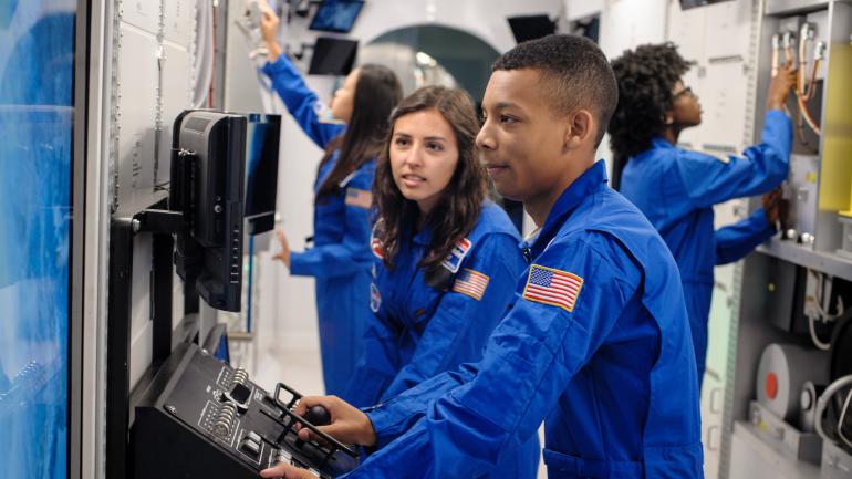 参观“运行轨道中的科学”展览，了解国际空间站上的生活