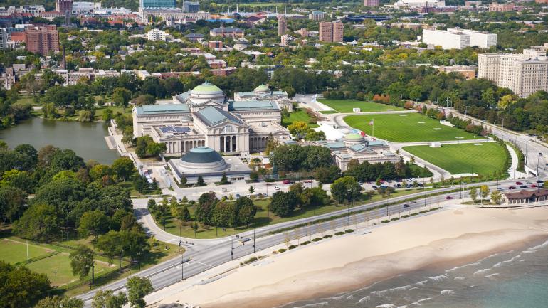 Vista aérea del Museum of Science and Industry junto a la costa del Lake Michigan