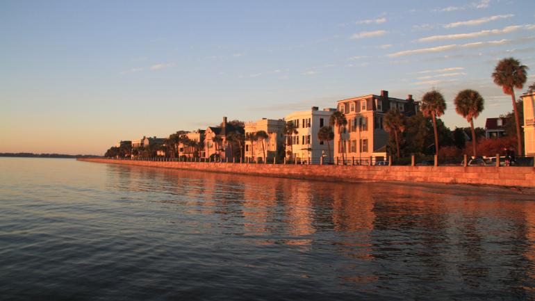 南卡罗来纳州查尔斯顿海滨历史悠久的房屋