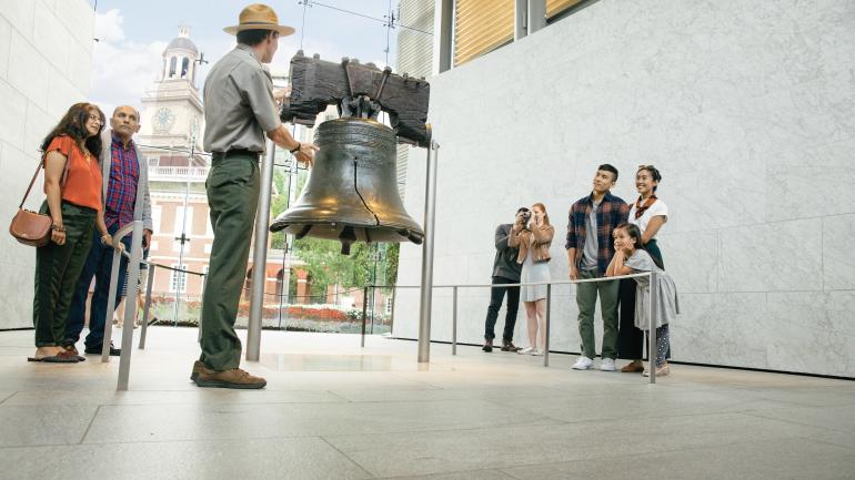 インディペンデンス国立歴史公園で自由の鐘について説明するツアーガイド