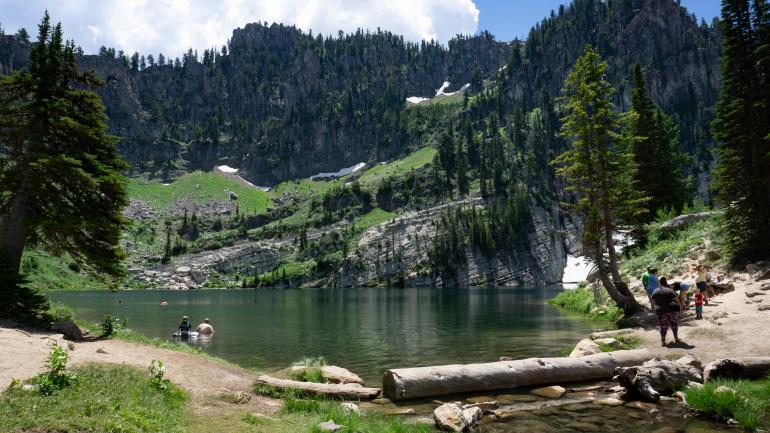 在熊湖附近的 Bloomington Lake Trail 小径欣赏绝美景色